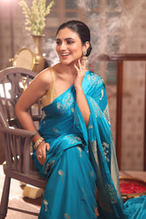 KAVVYA SOFT & LIGHT WEIGHT SKY BLUE CRAPE SAREE WITH SATIN BORDER AND BEAUTIFIL SILK ZARI WEAVING BORDER AND SMALL FLAMINGO MOTIFS ALL OVER THE SAREE COMES WITH SAME COLOUR WEAVED BLOUSE
